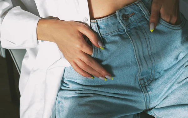 Gadis Cantik Dengan Celana Jeans Biru — Stok Foto