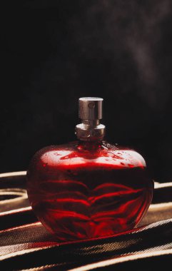 Koyu arkaplana parfüm sıkmak