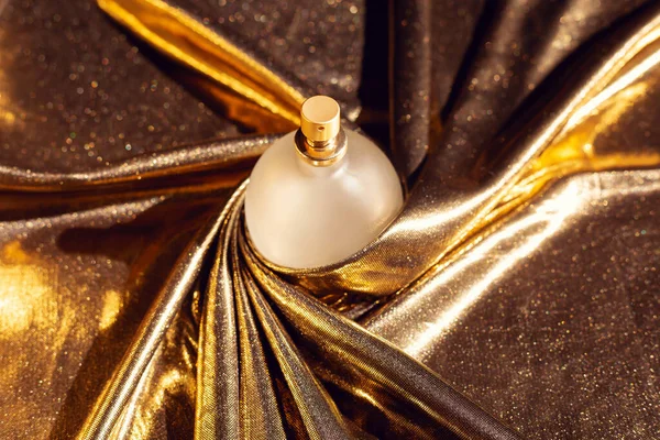 Parfüm Auf Goldenem Hintergrund — Stockfoto