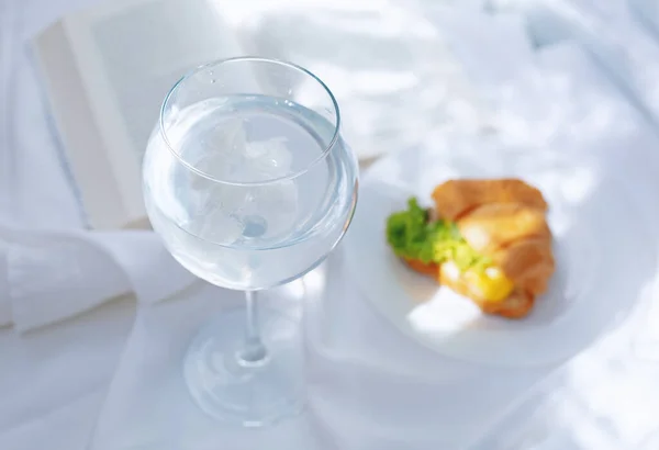 Desayuno Perfecto Vaso Agua Croissant Libro — Foto de Stock