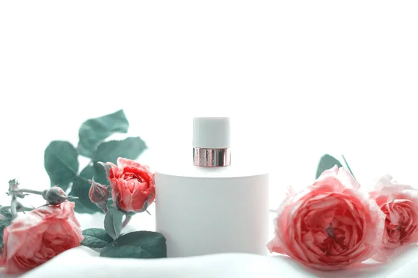 Perfume Femenino Con Flores Rosadas Sobre Fondo Blanco — Foto de Stock