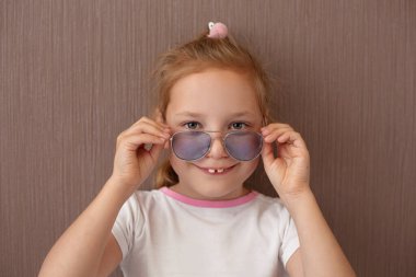 Komik güneş gözlüklü kız.