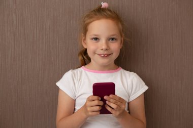 Akıllı telefonlu güzel sarışın bir kızın portresi.
