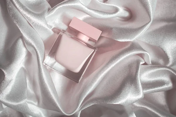 Perfume Rosa Sobre Fondo Tela Seda — Foto de Stock