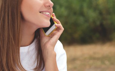 Akıllı Telefonla Konuşan Genç Kadın