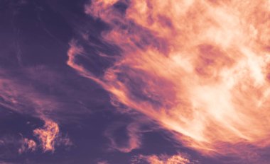 Dramatik gün batımı ve gün doğumu gökyüzü. Ateşli turuncu günbatımı gökyüzü.