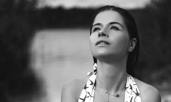 Retrato Blanco Negro Una Joven Mujer Mojada — Foto de Stock