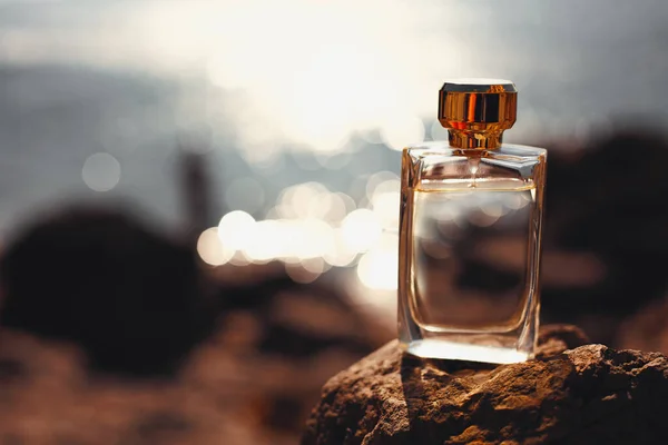 海と日没を背景にした香水 — ストック写真