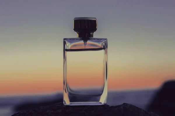 日落背景下的香水瓶 — 图库照片