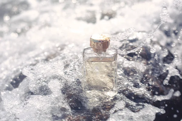 Suyun Kenarında Köpüklü Parfüm Şişesi — Stok fotoğraf