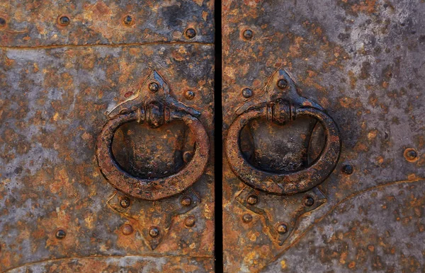 Vintage Ferro Forjado Lida Com Uma Porta Ferro — Fotografia de Stock