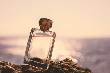Deniz zemininde bir şişe parfüm 