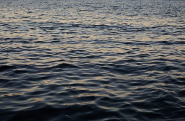 Deniz soyut arka planda suyun koyu mavi yüzeyi