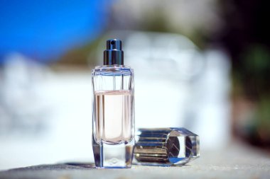 Dişi pembe parfüm şişesi