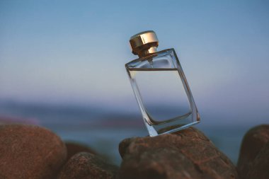 Deniz günbatımının arka planında parfüm