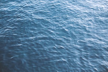  Nehir suyunun durgun yüzeyine yaklaşırken mavi renkli su....