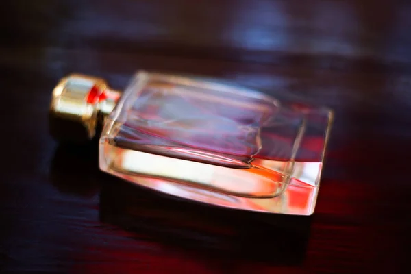 Fles Parfum Een Donkere Houten Achtergrond — Stockfoto