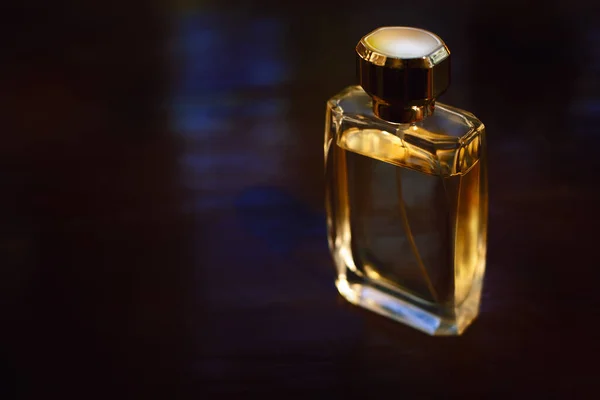 Frasco Perfume Sobre Fondo Marrón —  Fotos de Stock