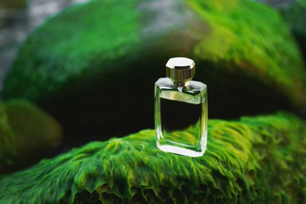 Флакон Духов Зеленых Камнях — стоковое фото