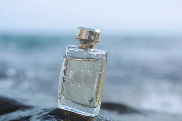 Parfüm Vor Dem Hintergrund Der Meereslandschaft — Stockfoto