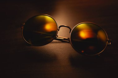 Koyu arkaplanda modaya uygun güneş gözlükleri