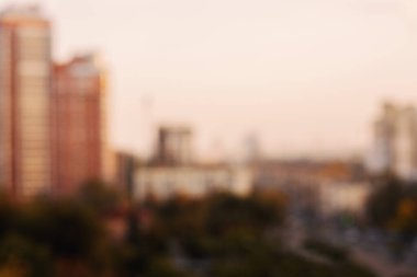 Gayrimenkul konsepti: Şehrin alacakaranlıktaki hava ve bulutlardaki soyut bulanık fotoğrafı ve şehrin renkleri sonbahar gündoğumu arka planı