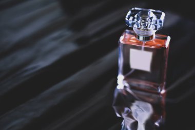 Arka planda parfüm şişesi