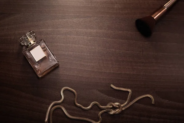 Accesorios Para Mujer Sobre Fondo Madera Perfume Pincel Joyas — Foto de Stock