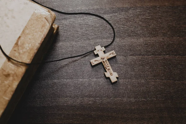 Dřevěný Kříž Stará Biblická Kniha Dřevěném Stole — Stock fotografie