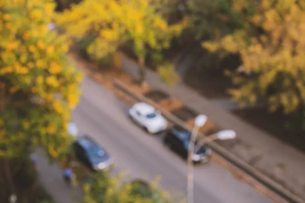 Imagen Desenfocada Una Calle Con Árboles Coches — Foto de Stock