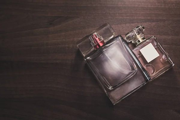 Diferentes Botellas Perfume Sobre Fondo Madera Perfumería Para Hombres Mujeres —  Fotos de Stock