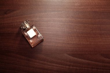 Parfüm şişesi ahşap arka planda kopyalama alanı ile