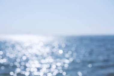 Mavi gökyüzünde Bokeh güneş ışığı dalgası ve soyut beyaz bulut arkaplanı ile uzay bulanık tropikal plajını kopyala. Yaz tatili ve tatil macerası konsepti.