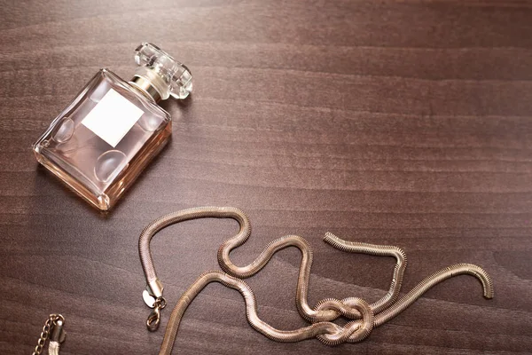 Parfum Féminin Collier Sur Fond Bois — Photo