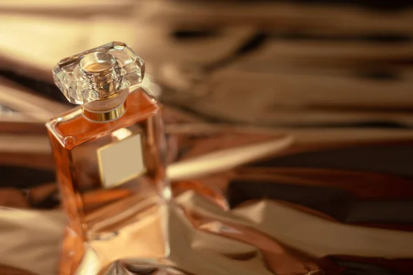 Butelka Perfum Złotym Tle — Zdjęcie stockowe