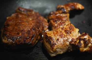 Tavada kızarmış dana biftek, yan manzara.