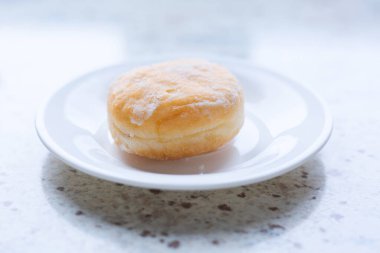 Beyaz tabakta lezzetli şekerli çörek.