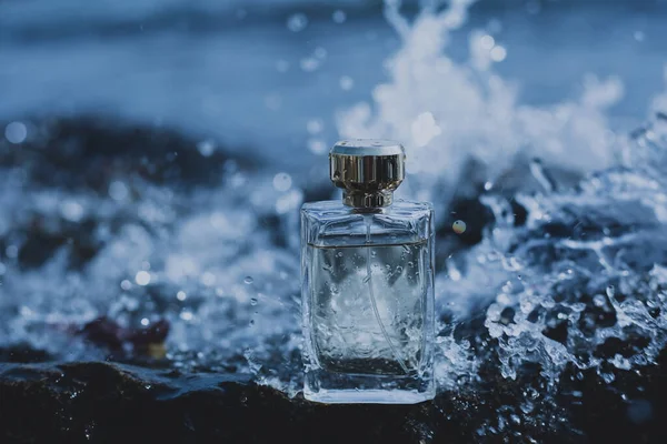 Frasco Perfume Sobre Fondo Agua Azul — Foto de Stock