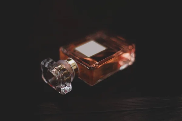 Perfume Feminino Sobre Fundo Escuro — Fotografia de Stock