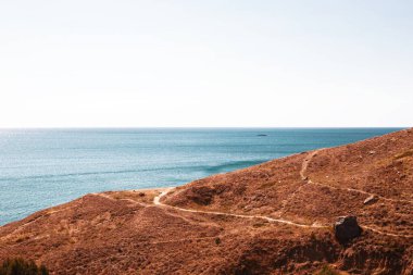 Açık bir günde sakin bir deniz manzarası