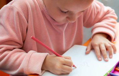 Ödev yapan kız çocuğu. Karantina