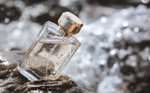 Frasco Perfume Sobre Fondo Agua —  Fotos de Stock