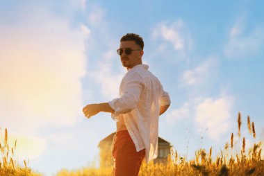 Moda adamı günbatımına karşı