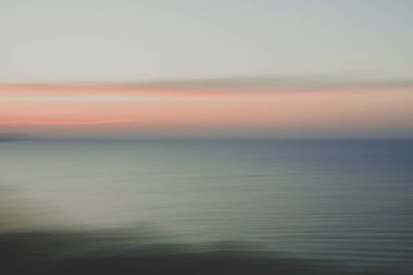 Gün batımında bulanık deniz manzarası.