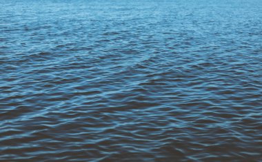 Işık altında deniz suyu akışının soyut bir arkaplanı