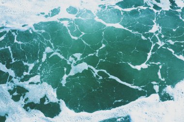 Öfkeli denizin dokusu