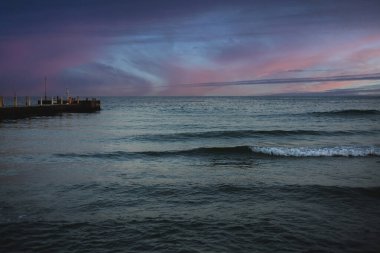 Güzel bir gün batımında akşam deniz manzarası