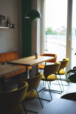 Rahat bir kafenin içinde.