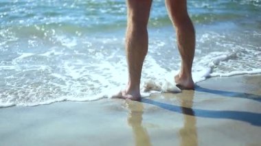 Genç bir adam denizin tadını çıkarıyor.