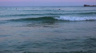 Pembe gün batımında güzel bir denizin manzarası